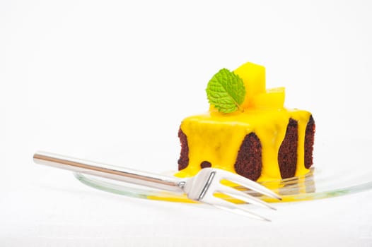 Small cakes with vanilla sauce and mango