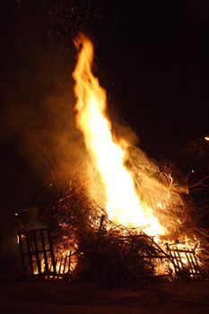 ein loderndes Feuer spät in der Nacht	
a blazing fire late at night