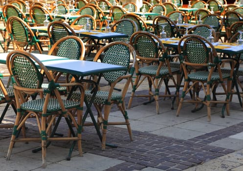 Image of a terrace in a public square of a city.