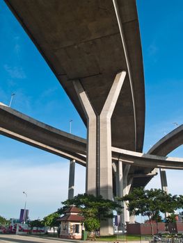 Intersection expressway with grade separation