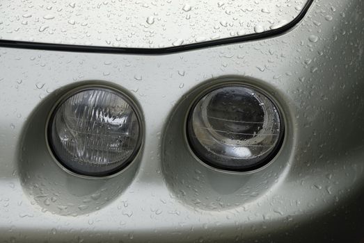 Headlights of man automobile ona rainy day