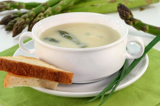 Spargelcremesuppe mit frischem Spargel, Toast und Schnittlauch