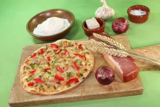 Flammkuchen mit Schinkenspeck, Lauchzwiebeln und Paprika