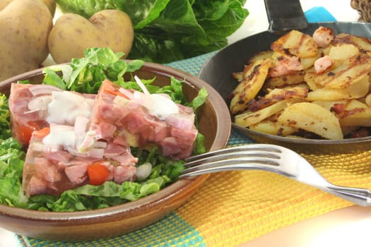 Fried potatoes with jelly, fresh onions and remoulade