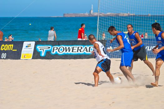CADIZ, SPAIN -  JUL 22:  Unknown players of unknown team playing the Spanish Championship of Beach Soccer on Jul 22, 2006 on the beach of La Victoria in Cadiz, Spain