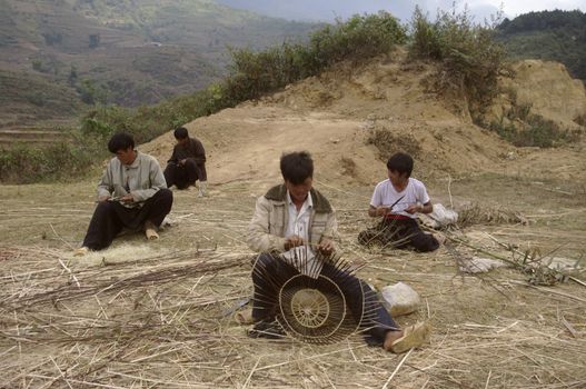 In the mountains the Black Hmong young men are the bird trade. Asians like to have a bird cage in their home. Often they have an entire collection. The singing contest is organized and the punters are many. Here we braid to make bamboo cages