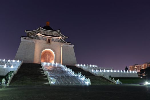 chiang kai shek memorial hall at night