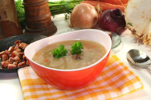 white beans with fried bacon and fresh parsley