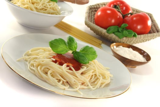 Spaghetti with tomato sauce and fresh basil