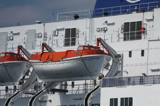 A saving vessel on the side of a cruise ship
