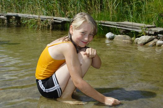 tenyears' young girl plays in water 