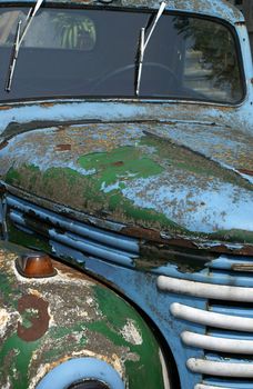 Picture of an old rusty car.