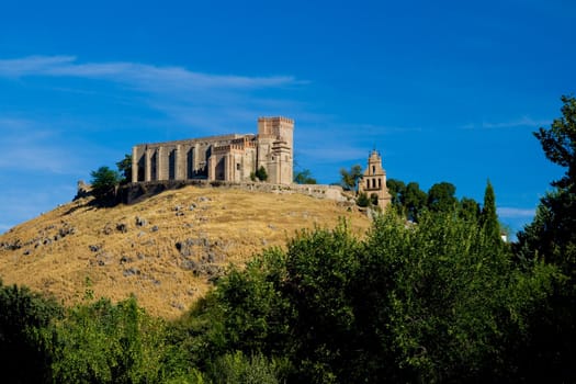 Castle that raise Aracena's city, placed in the mountain range of the same name.