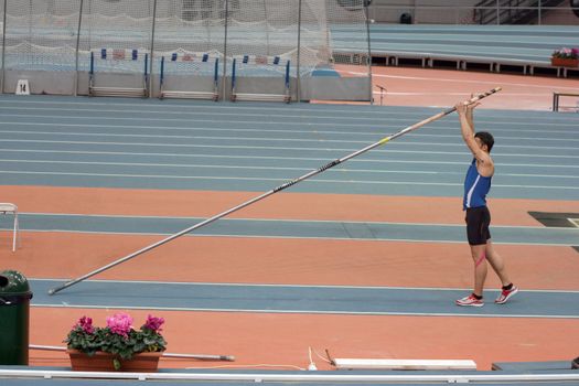 poul vault athlete prepering to perform his jump
