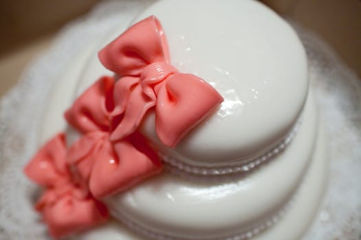 wedding cake with bows