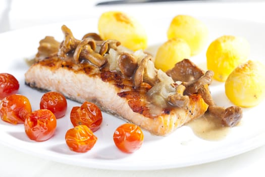 grilled salmon with mushrooms and cherry tomatoes