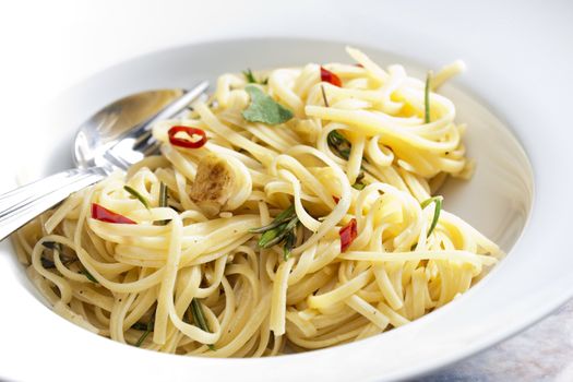 spaghetti with turkey meat on sage with chilli
