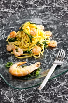 spaghetti with prawns and spinach