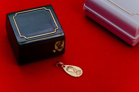 Precious gold pendant of the virgin girl, ideal to give  as a present for the young persons in the first communion