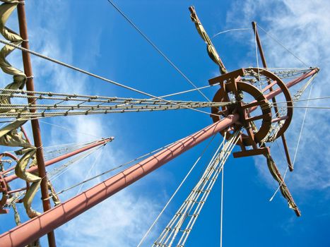 Mainmast of a Spanish galleon, with his scales and sails