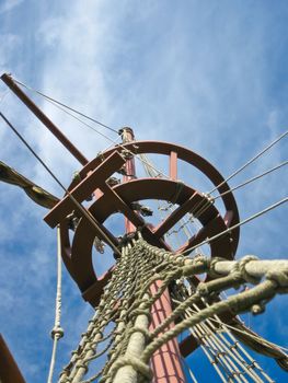 Mainmast of a Spanish galleon, with his scales and sails