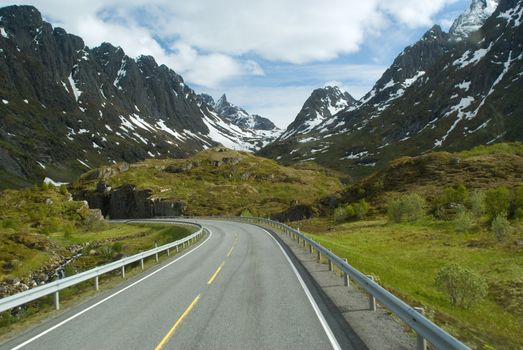 Road to norwegian mountains 
