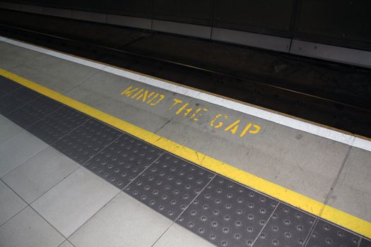 mind the gap sign at a train station