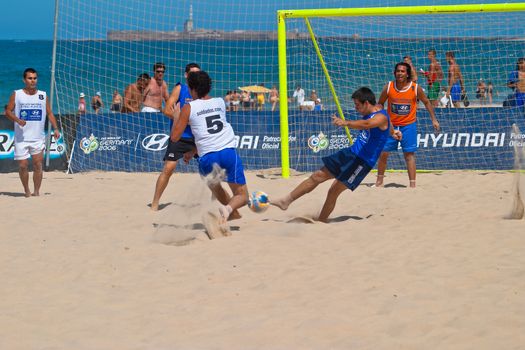 CADIZ, SPAIN -  JUL 22:  Unknown players of unknown team playing the Spanish Championship of Beach Soccer on Jul 22, 2006 on the beach of La Victoria in Cadiz, Spain