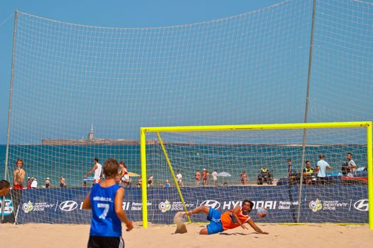 CADIZ, SPAIN -  JUL 22:  Unknown players of unknown team playing the Spanish Championship of Beach Soccer on Jul 22, 2006 on the beach of La Victoria in Cadiz, Spain