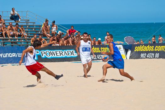 CADIZ, SPAIN -  JUL 22:  Unknown players of unknown team playing the Spanish Championship of Beach Soccer on Jul 22, 2006 on the beach of La Victoria in Cadiz, Spain