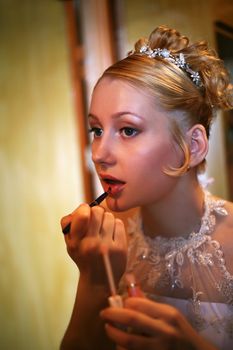 The beautiful bride makes a make-up