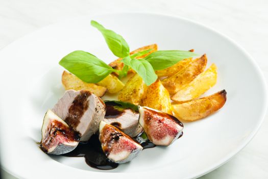 pork tenderloin with figs and sauce of balsamico vinegar