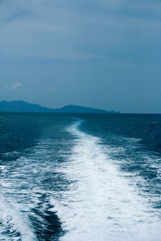 Wake caused by cruise ship