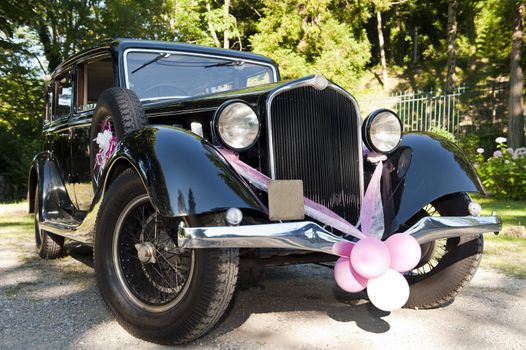 particular
of an old car decorated for a wedding