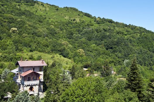overview of an ancient residential home
built in stone
