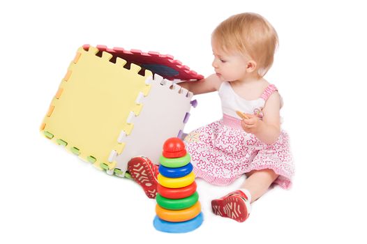 Baby girl playing pyramide and cube over white