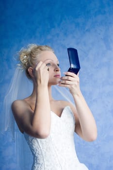 The bride directs a make-up in the morning before wedding