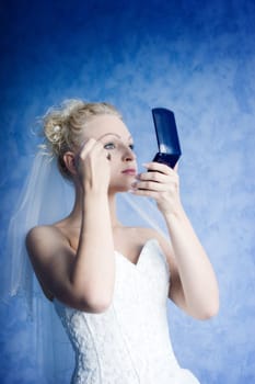 The bride directs a make-up in the morning before wedding