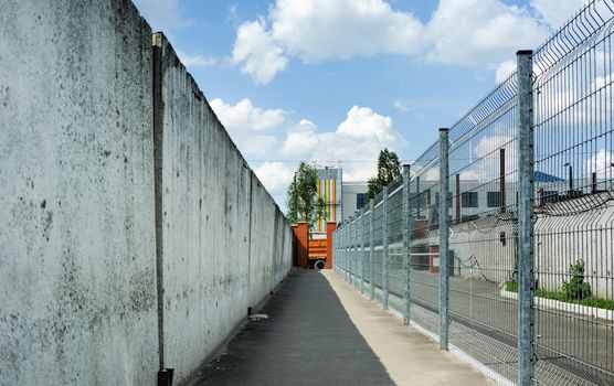 longest path between high fences in a closed area