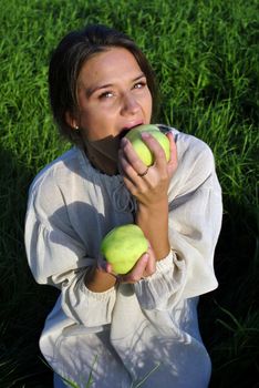 girl in a linen shirt, eating apples