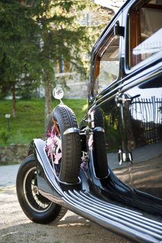 particular
of an old car decorated for a wedding