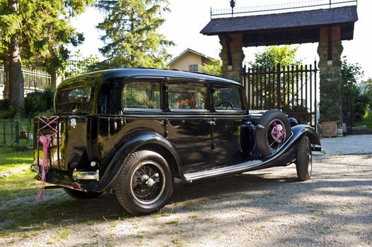 particular
of an old car decorated for a wedding
