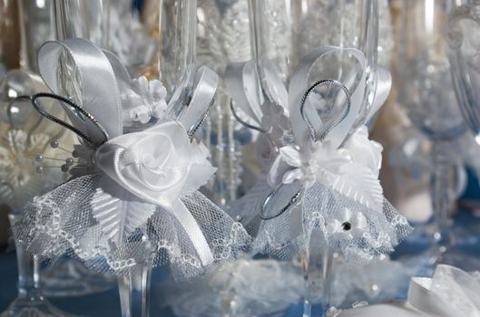 elegant bow adorns the wedding glass