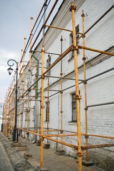 installation of scaffolding before the repair of old buildings