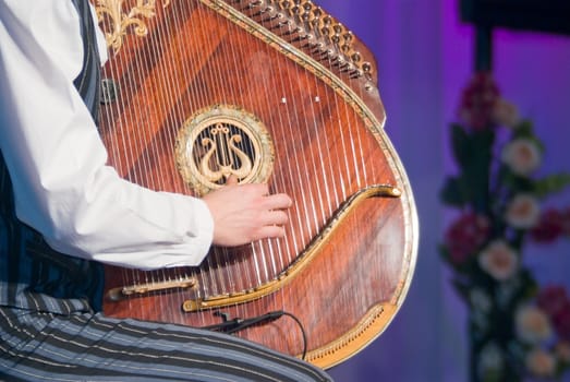 musician playing the Bandura