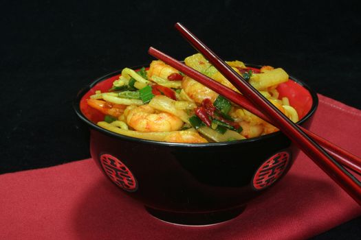 Asian noodles with prawns and stir-fried vegetables in an Asian dish