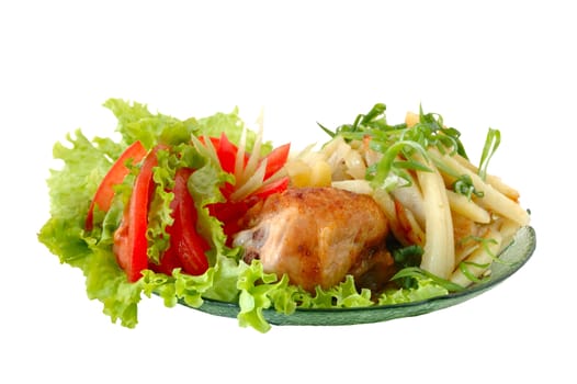 Fried chicken and potato with vegetables (tomato and lettuce).