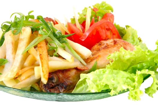 Fried chicken and potato with vegetables (tomato and lettuce).