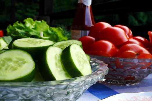 Foto of cucumber  and tomatoes placed in dishes