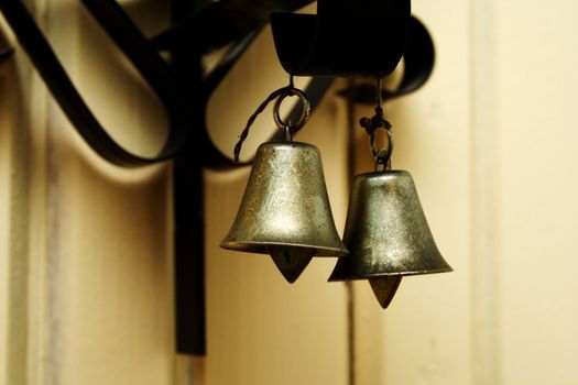 Zoomed indoor foto of hanging metallic colored bells